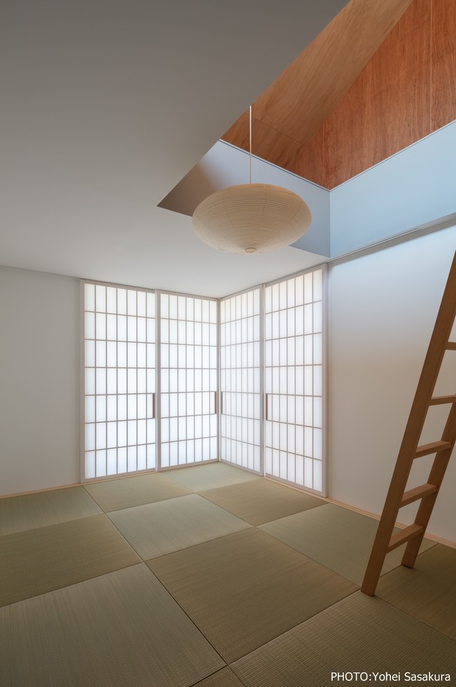 Immagine di un soggiorno etnico di medie dimensioni con pareti bianche e pavimento in tatami