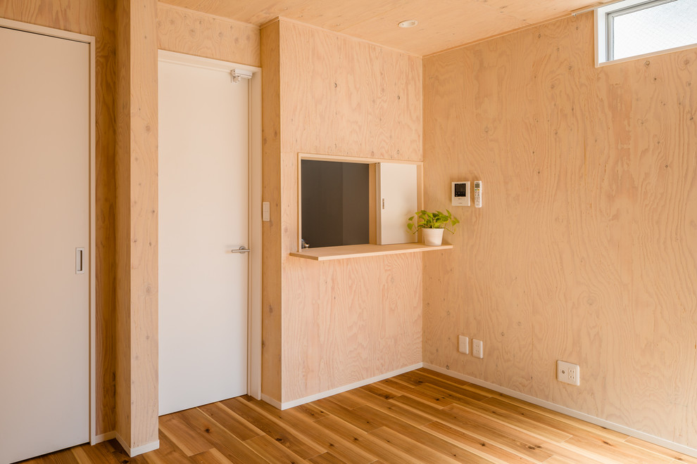 Inspiration för mellanstora nordiska allrum med öppen planlösning, med ett finrum, bruna väggar, mellanmörkt trägolv och beiget golv