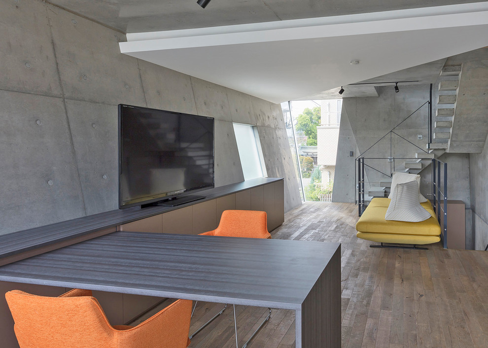 Industrial Wohnzimmer mit grauer Wandfarbe, braunem Boden und dunklem Holzboden in Tokio