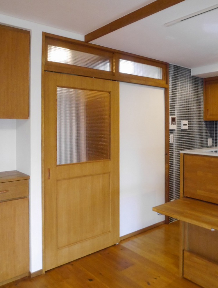 Imagen de salón abierto vintage de tamaño medio con suelo de madera en tonos medios