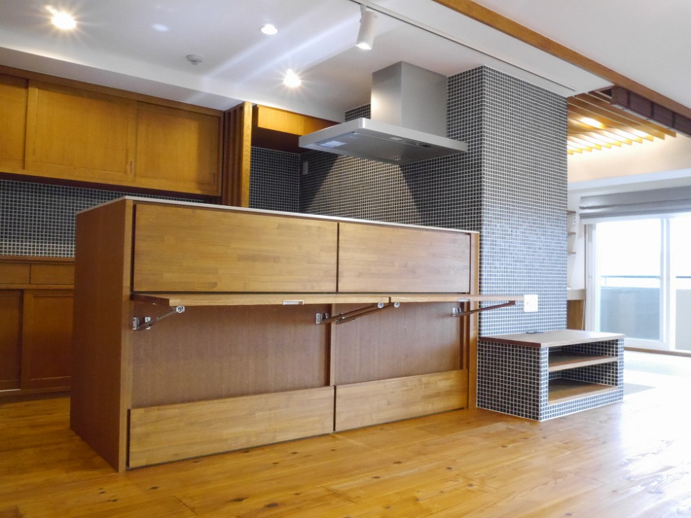 Mittelgroßes, Offenes Retro Wohnzimmer mit braunem Holzboden in Sonstige