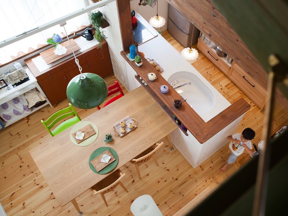 Modelo de salón para visitas de estilo zen con paredes blancas y suelo de madera en tonos medios