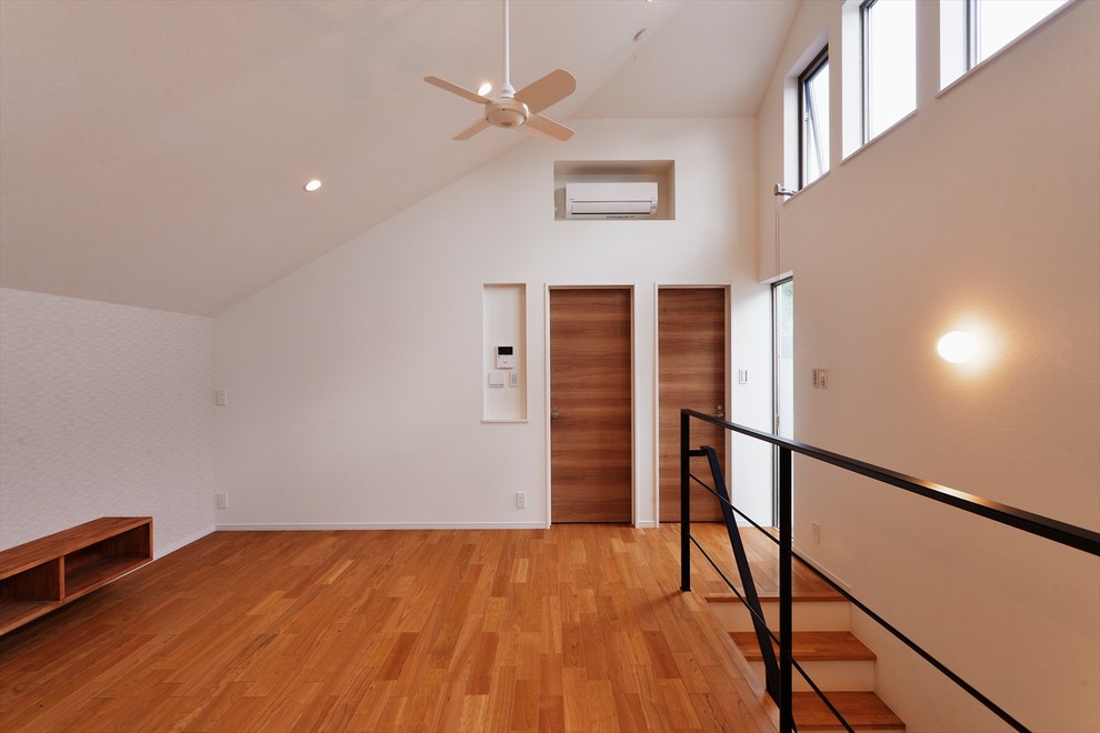 Пример оригинального дизайна: открытая гостиная комната в стиле модернизм