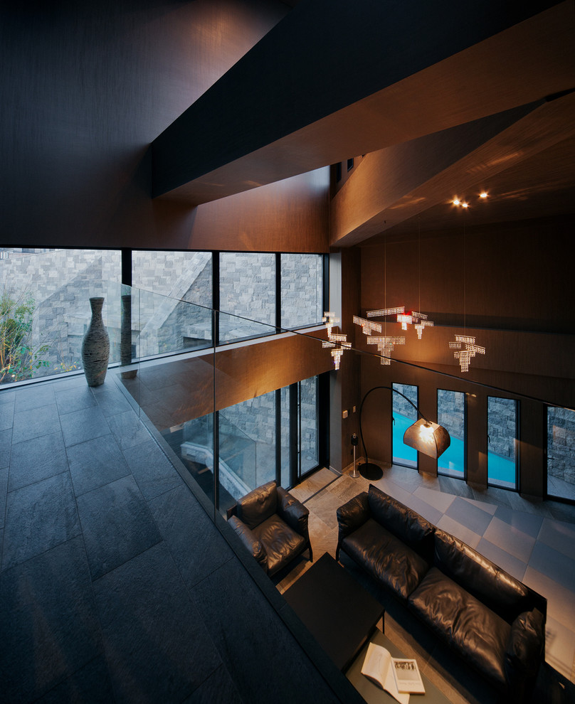 Источник вдохновения для домашнего уюта: парадная, открытая гостиная комната в стиле модернизм с серыми стенами, полом из керамической плитки, горизонтальным камином, фасадом камина из плитки и отдельно стоящим телевизором