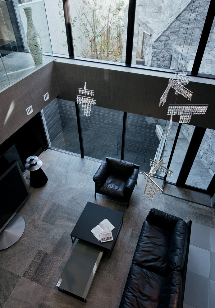 Foto di un soggiorno moderno aperto con sala formale, pareti grigie, pavimento con piastrelle in ceramica, camino lineare Ribbon, cornice del camino piastrellata e TV autoportante