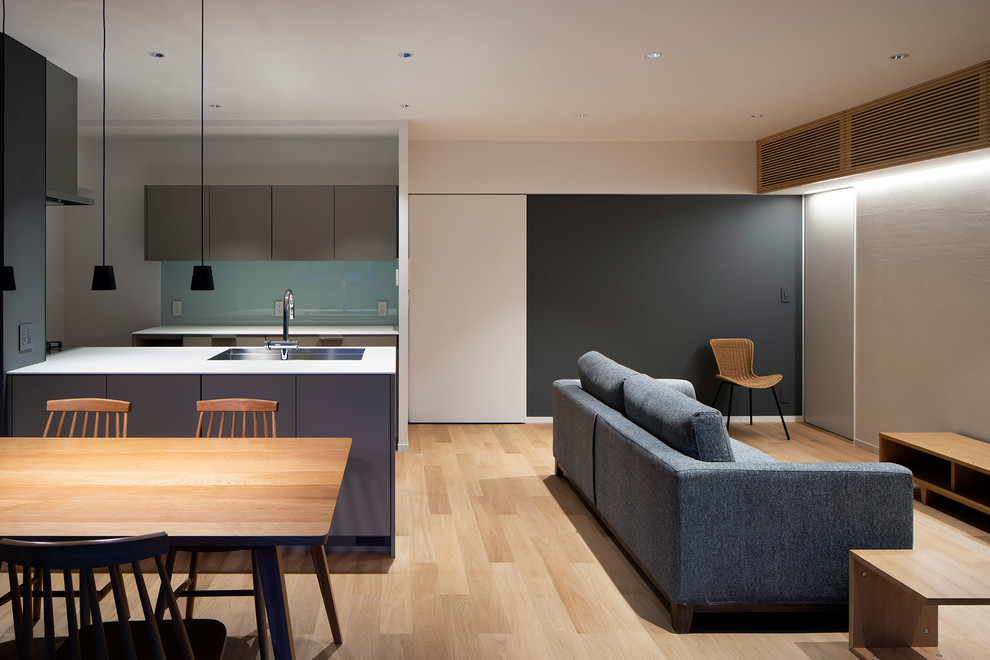 Foto di un piccolo soggiorno design aperto con pareti bianche, pavimento in compensato, TV autoportante e pavimento beige