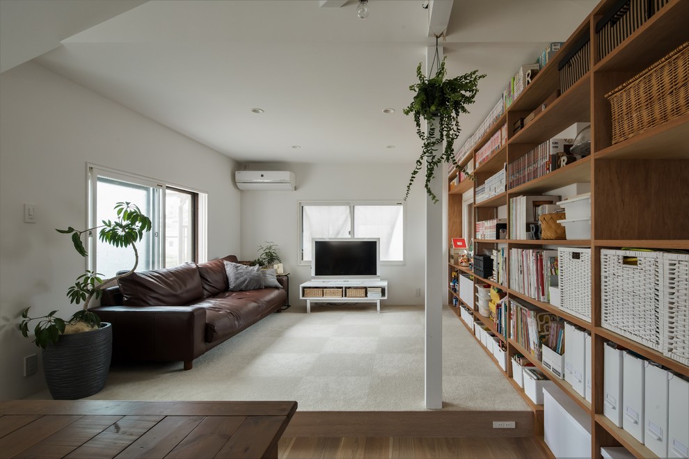 Inspiration pour un petit salon asiatique ouvert avec un mur blanc, parquet clair, aucune cheminée, un téléviseur indépendant et un sol beige.