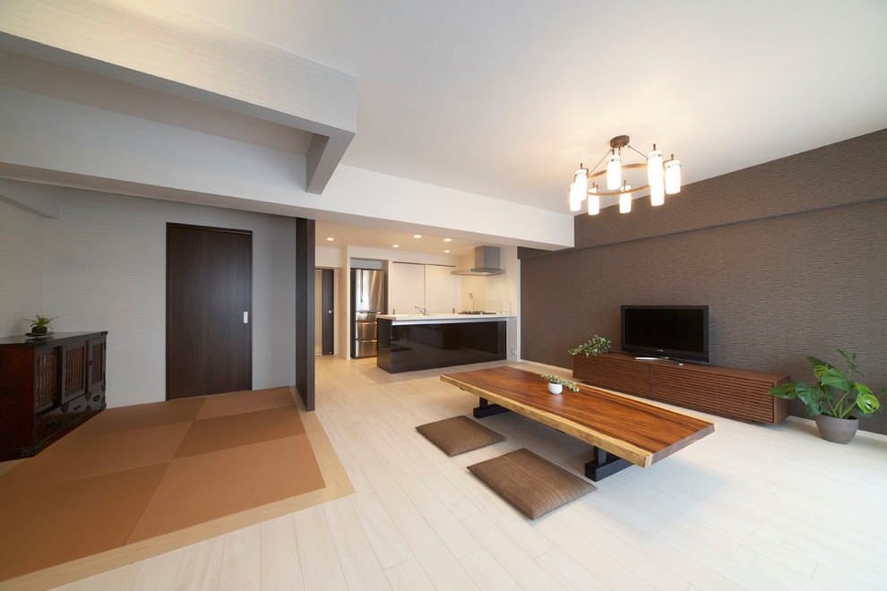 На фото: открытая гостиная комната в современном стиле с разноцветными стенами, деревянным полом и отдельно стоящим телевизором с