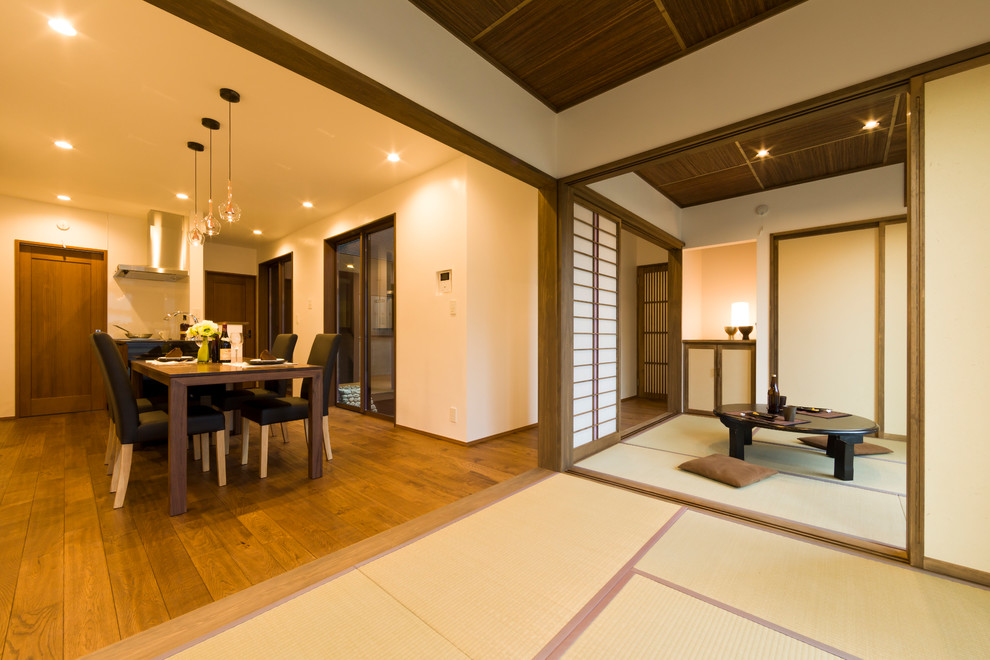 Modelo de salón cerrado con paredes blancas, tatami y suelo beige