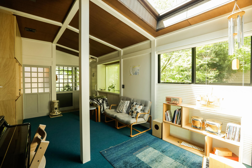 Inspiration för ett skandinaviskt vardagsrum, med vita väggar, heltäckningsmatta och blått golv