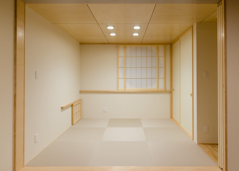 Exempel på ett litet allrum med öppen planlösning, med beige väggar, tatamigolv, en väggmonterad TV och beiget golv