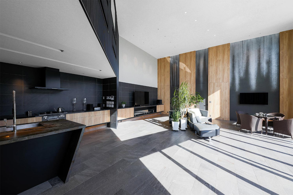 Idéer för ett modernt vardagsrum, med flerfärgade väggar, en bred öppen spis, en fristående TV och grått golv