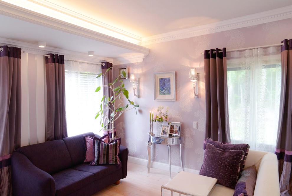 Modelo de salón con rincón musical cerrado minimalista pequeño con paredes púrpuras, suelo de madera clara, televisor colgado en la pared y suelo blanco