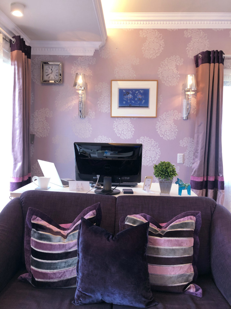 На фото: маленькая изолированная гостиная комната в стиле модернизм с музыкальной комнатой, фиолетовыми стенами, светлым паркетным полом, телевизором на стене и белым полом для на участке и в саду