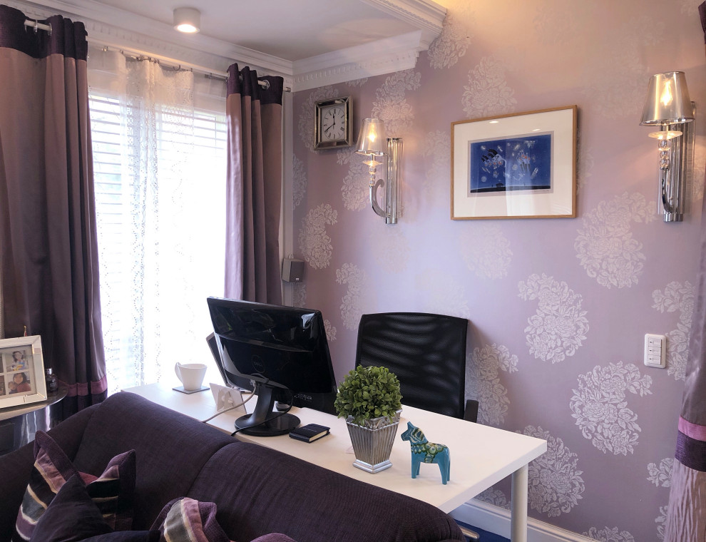 Aménagement d'un petit salon moderne fermé avec une salle de musique, un mur violet, parquet clair, un téléviseur fixé au mur et un sol blanc.