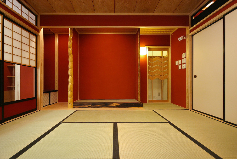 Пример оригинального дизайна: огромная парадная гостиная комната в восточном стиле с красными стенами и татами