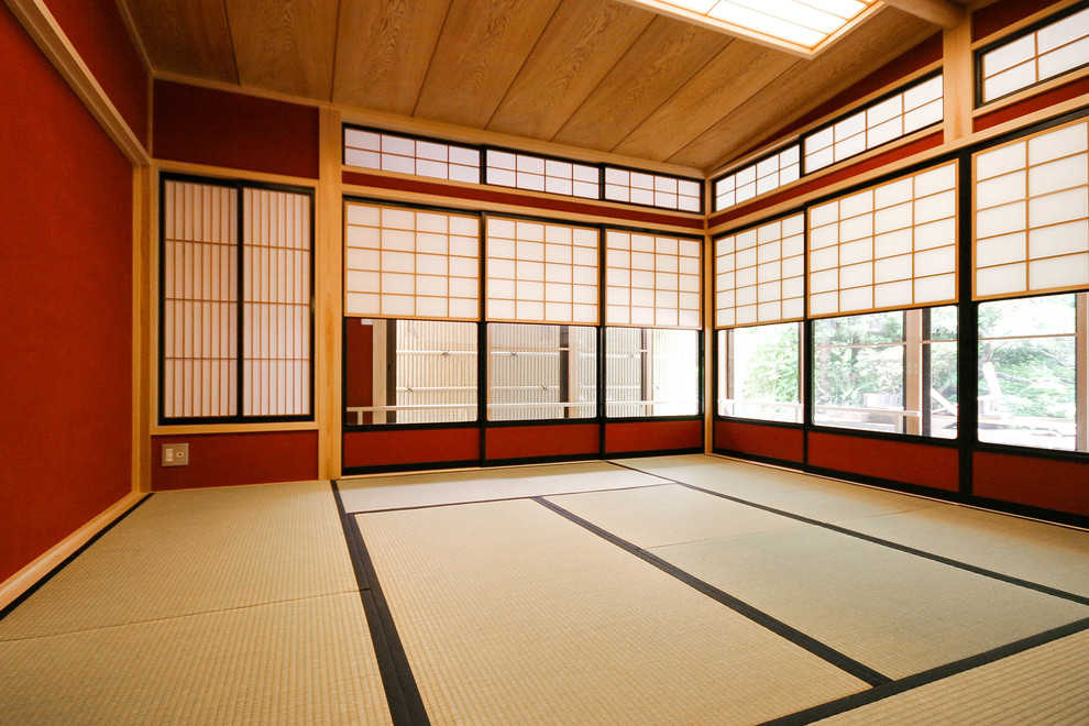 Exempel på ett mycket stort asiatiskt vardagsrum, med ett finrum, röda väggar och tatamigolv