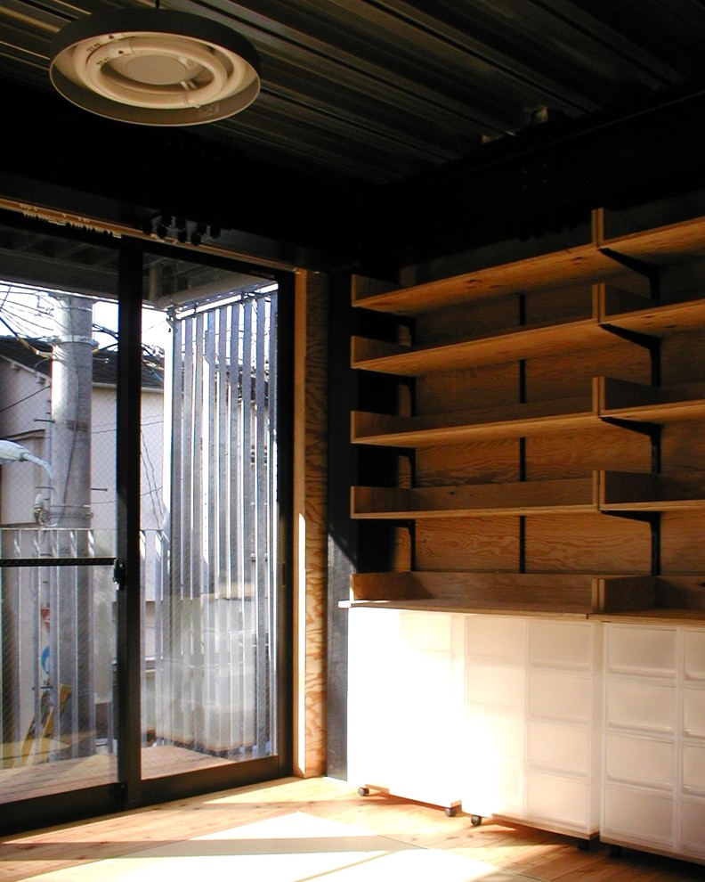 Kleines, Offenes Industrial Wohnzimmer mit brauner Wandfarbe, braunem Holzboden und braunem Boden in Tokio