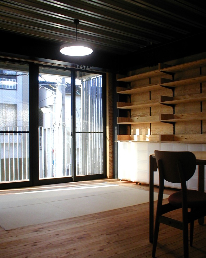 Пример оригинального дизайна: маленькая открытая гостиная комната в стиле лофт с коричневыми стенами, паркетным полом среднего тона и коричневым полом для на участке и в саду