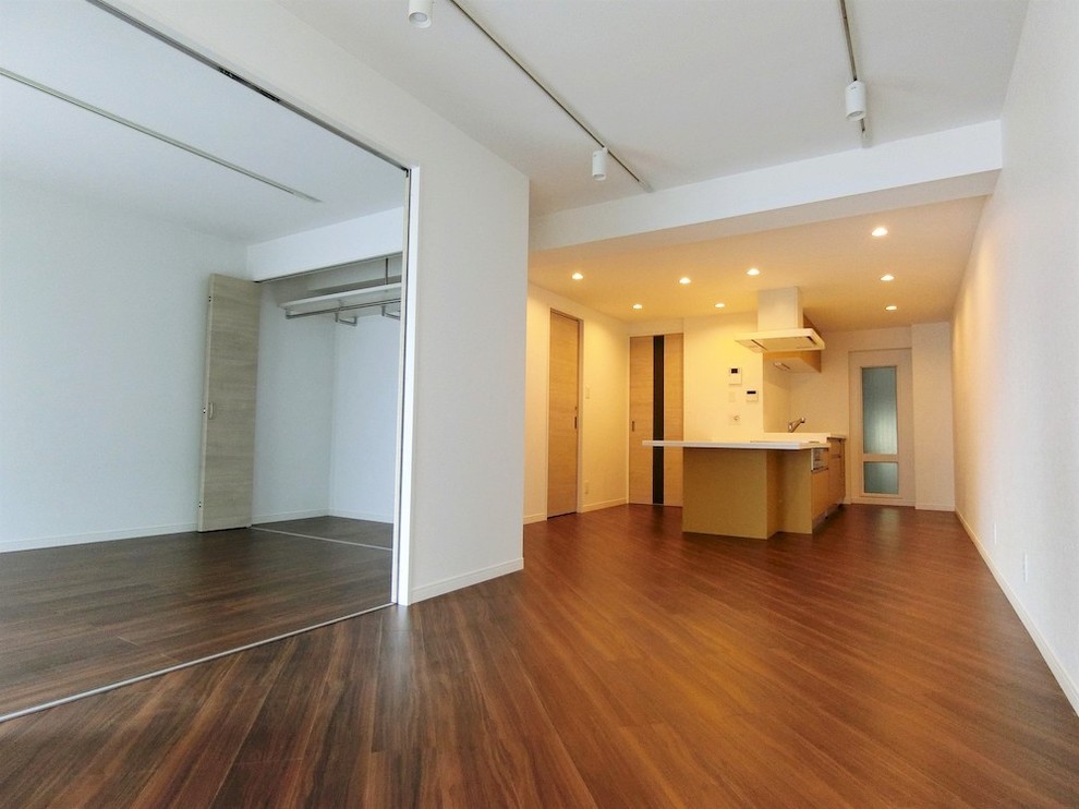 This is an example of a contemporary living room in Tokyo.