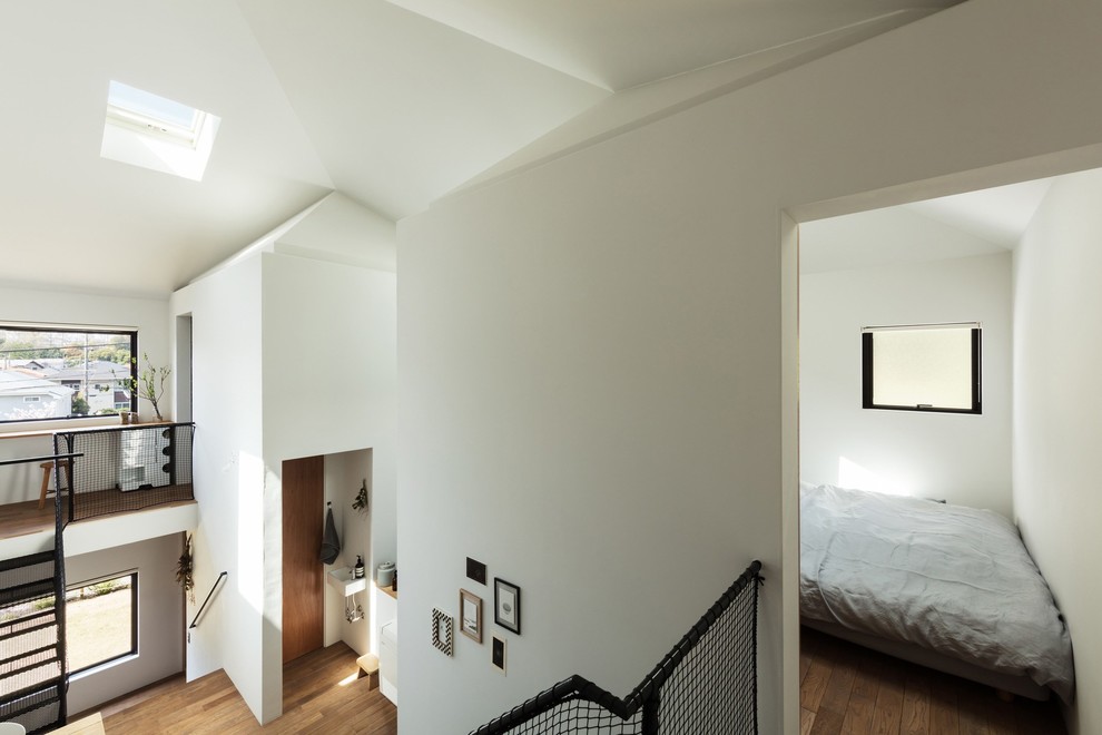 Свежая идея для дизайна: открытая гостиная комната среднего размера в стиле модернизм с белыми стенами, паркетным полом среднего тона и коричневым полом без камина - отличное фото интерьера