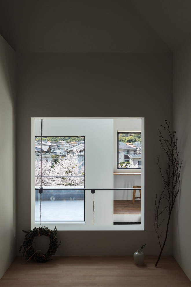 Пример оригинального дизайна: открытая гостиная комната среднего размера в стиле модернизм с белыми стенами, паркетным полом среднего тона и коричневым полом без камина