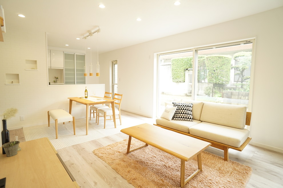 Idee per un soggiorno nordico aperto con pareti bianche, pavimento in compensato e pavimento giallo
