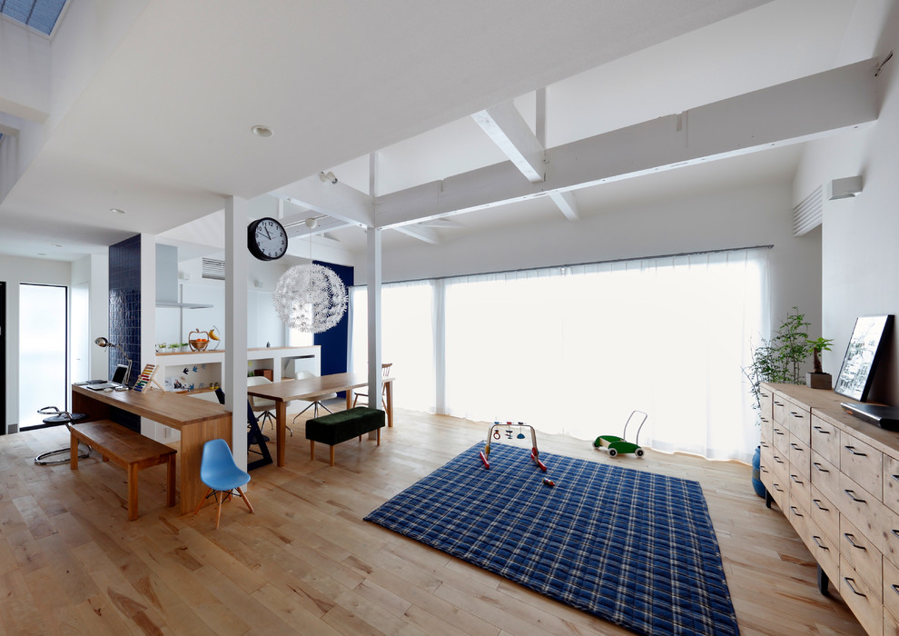 Idee per un soggiorno nordico con pareti bianche, parquet chiaro e pavimento marrone