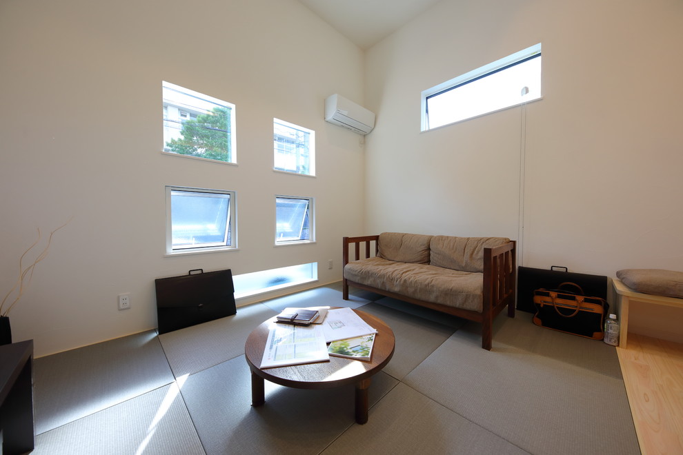Idee per un soggiorno minimalista con pavimento in tatami