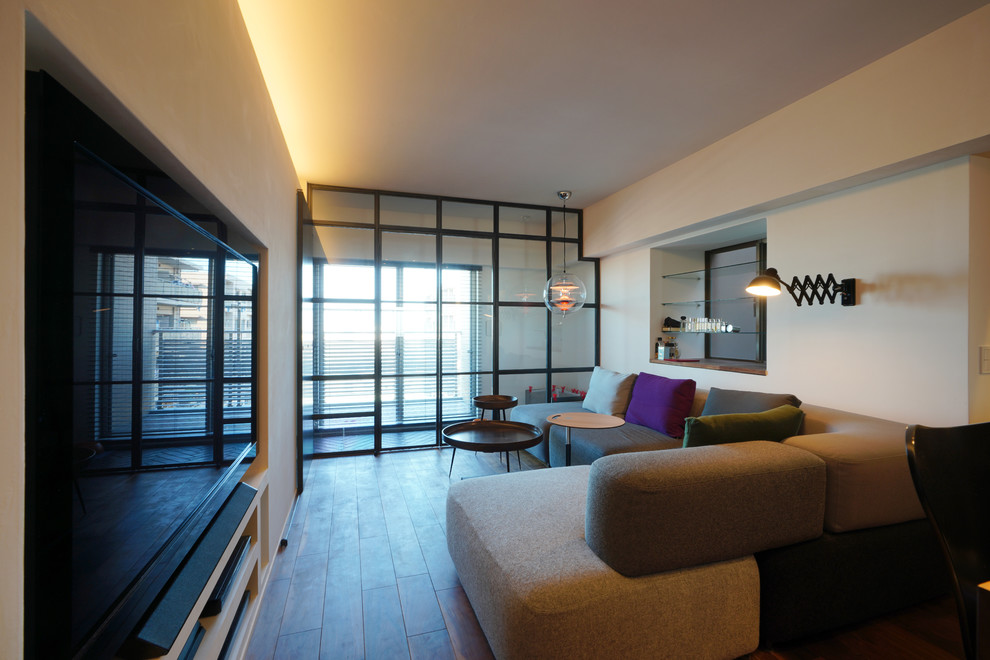 Living room - modern living room idea in Yokohama