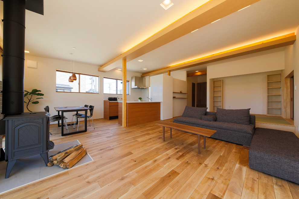 Esempio di un soggiorno etnico con pareti bianche, pavimento in legno massello medio e pavimento marrone
