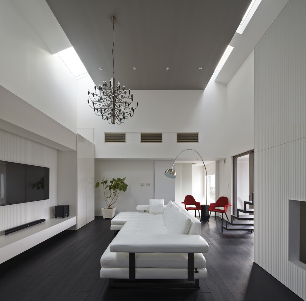 Стильный дизайн: гостиная комната в стиле модернизм с белыми стенами, темным паркетным полом и черным полом - последний тренд