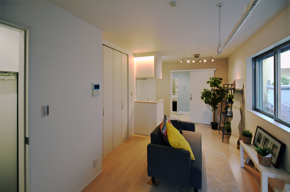 Inspiration för ett mellanstort funkis separat vardagsrum, med en hemmabar, vita väggar, plywoodgolv och beiget golv