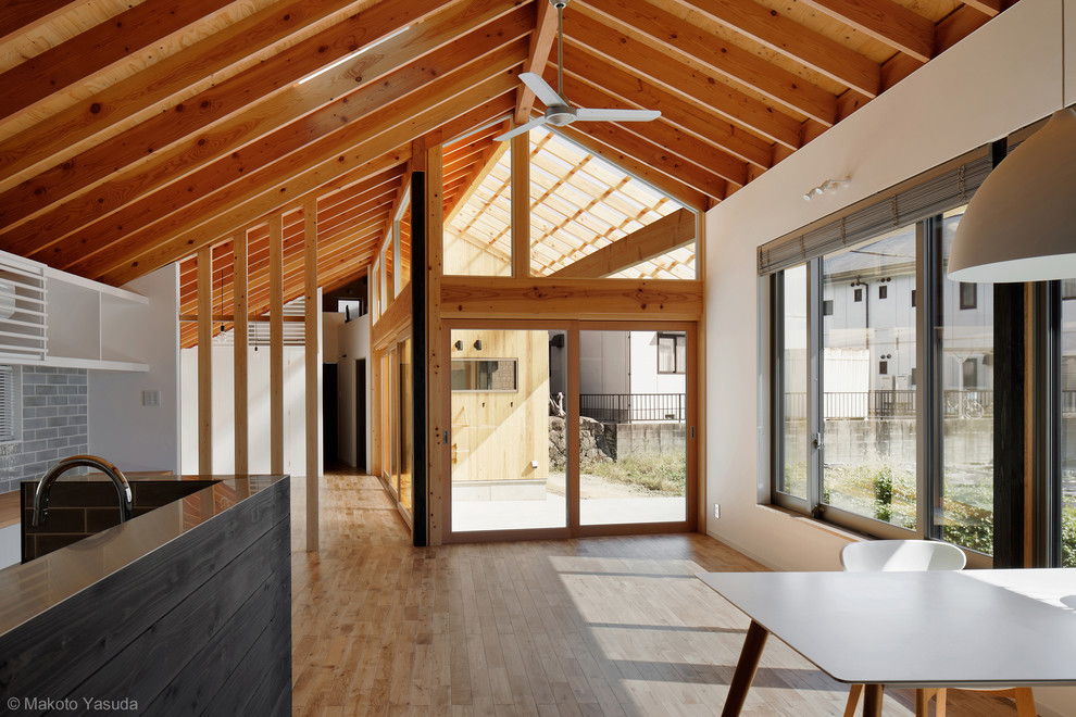 Foto di un soggiorno scandinavo di medie dimensioni e aperto con pareti bianche e pavimento in legno massello medio