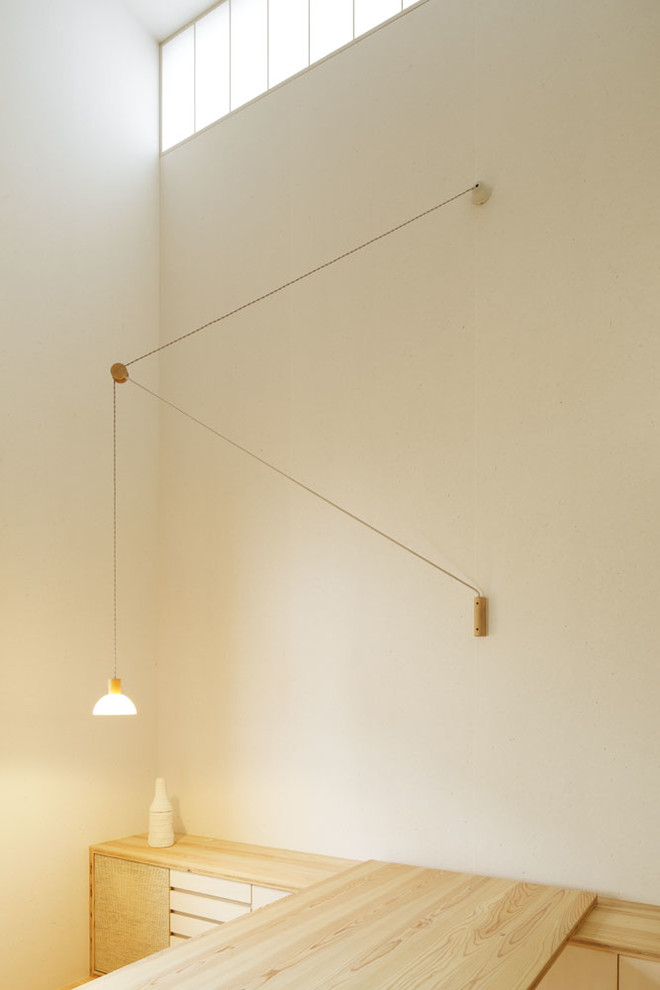 Foto de salón minimalista con paredes blancas