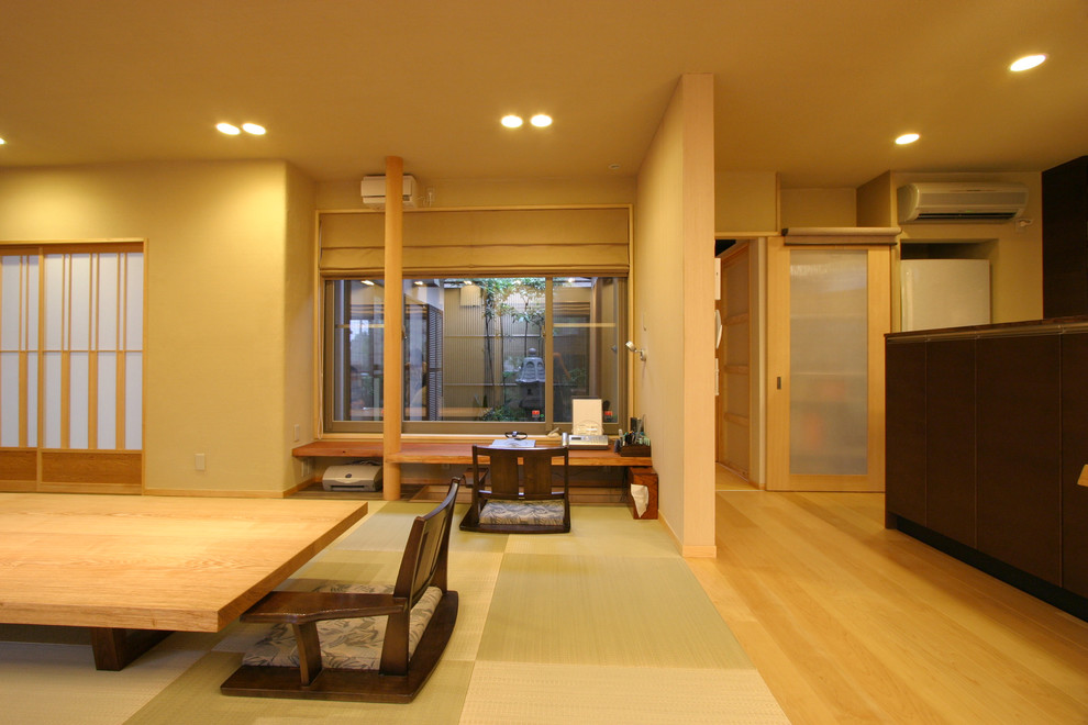 Idéer för ett mellanstort asiatiskt allrum med öppen planlösning, med tatamigolv och beiget golv