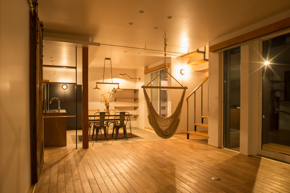 Стильный дизайн: открытая гостиная комната среднего размера в стиле ретро - последний тренд
