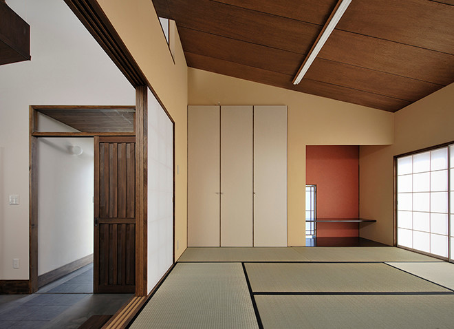 Idee per un soggiorno minimalista con pareti beige e pavimento in tatami
