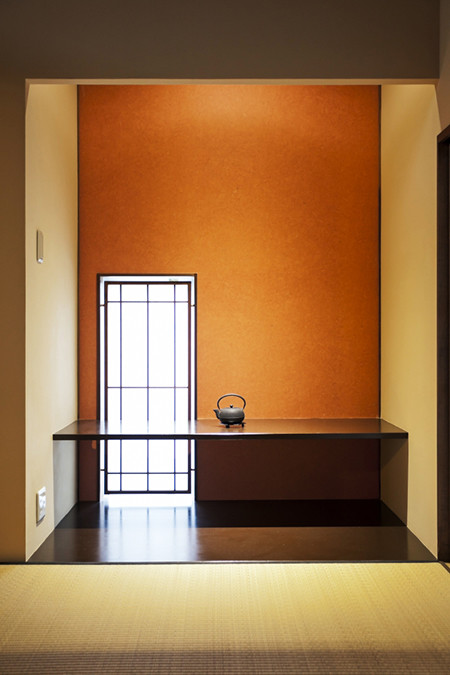 Immagine di un soggiorno moderno con pareti beige e pavimento in tatami