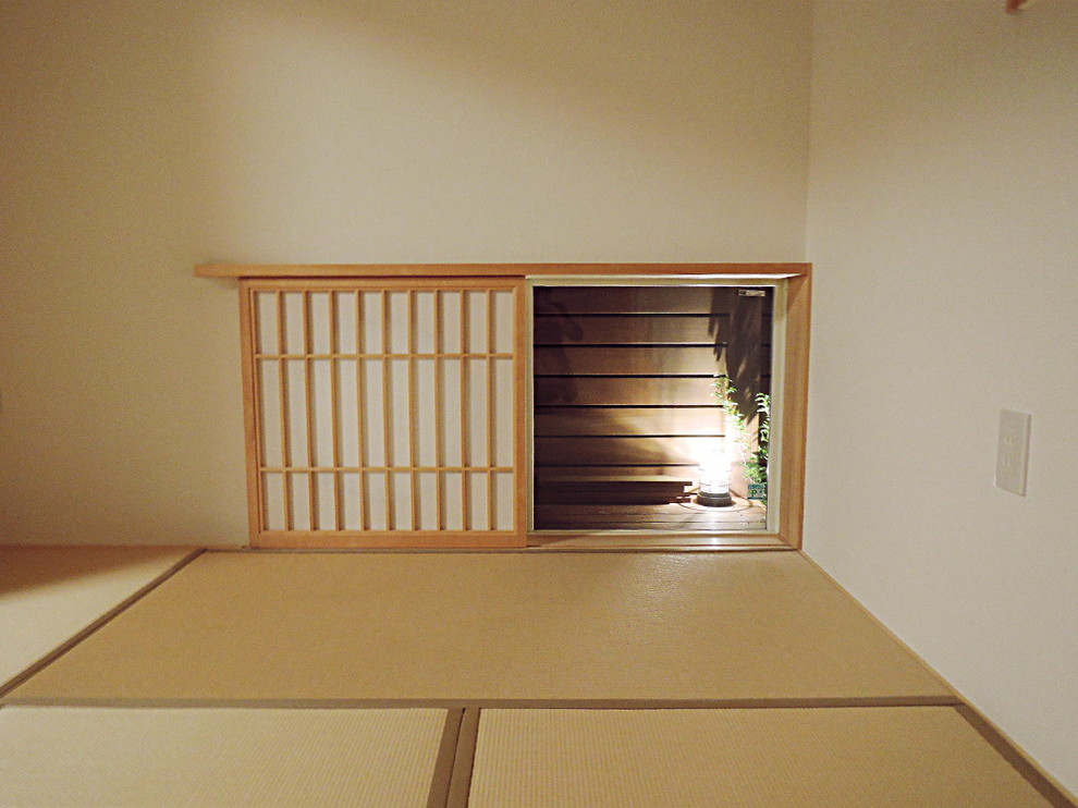 Klassisk inredning av ett vardagsrum, med tatamigolv