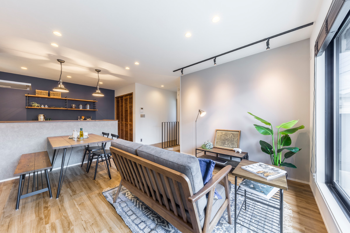 Small urban living room in Tokyo Suburbs with grey walls, light hardwood flooring and brown floors.
