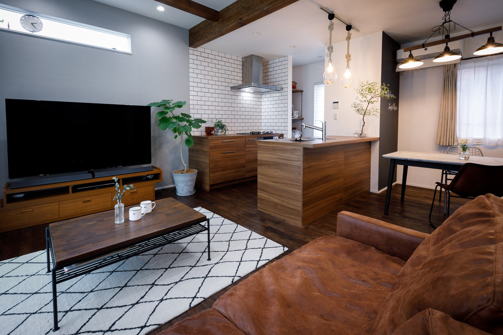 Retro Wohnzimmer mit dunklem Holzboden und braunem Boden in Tokio