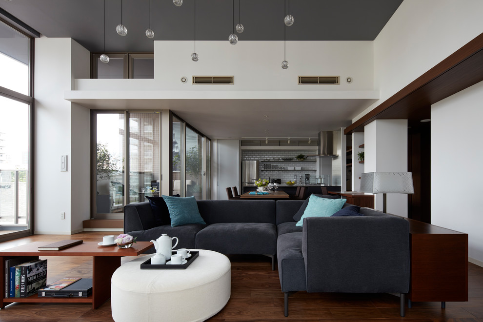Foto di un soggiorno design aperto con pareti bianche, parquet scuro e pavimento marrone