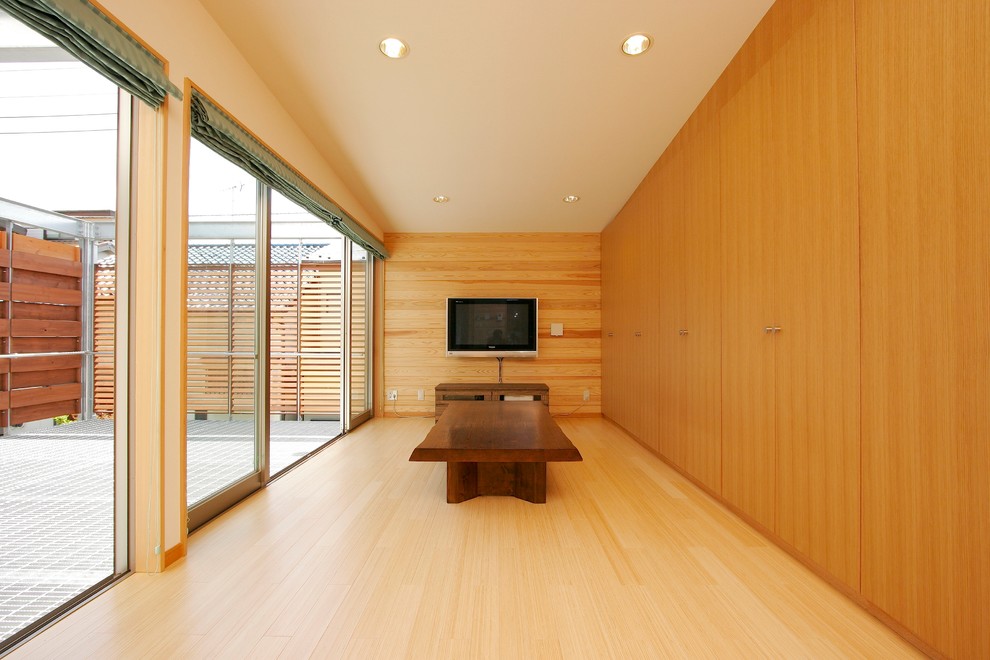 Offenes Modernes Wohnzimmer ohne Kamin mit beiger Wandfarbe, Bambusparkett und beigem Boden in Tokio Peripherie