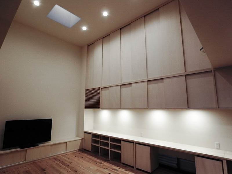 Idées déco pour un grand salon contemporain ouvert avec un mur blanc, parquet clair, un téléviseur indépendant et un sol beige.