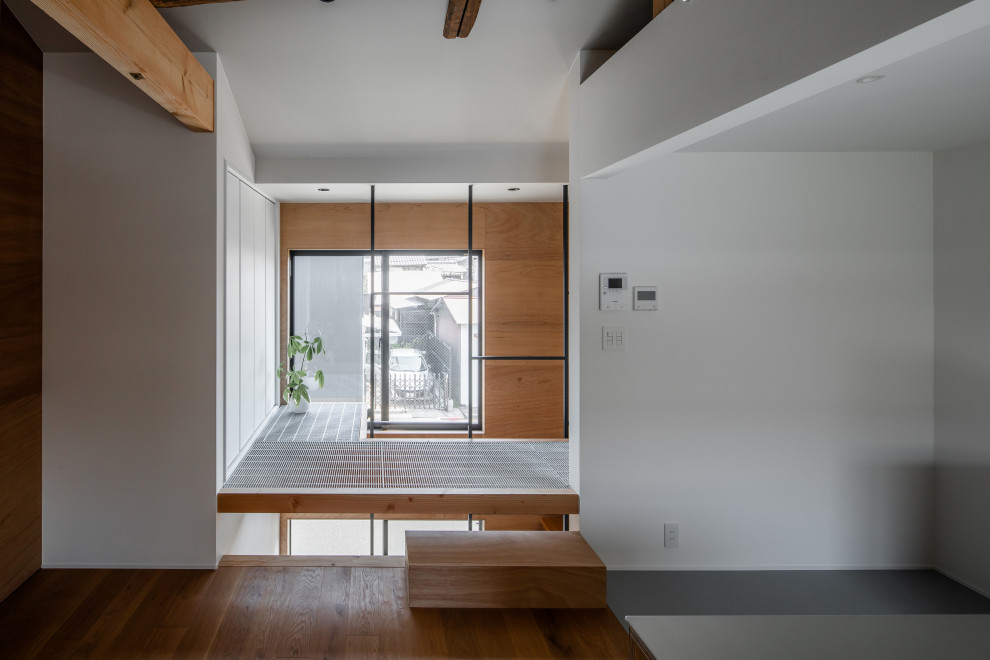 На фото: маленькая открытая гостиная комната в стиле рустика с бежевыми стенами, паркетным полом среднего тона, бежевым полом, балками на потолке и деревянными стенами для на участке и в саду с