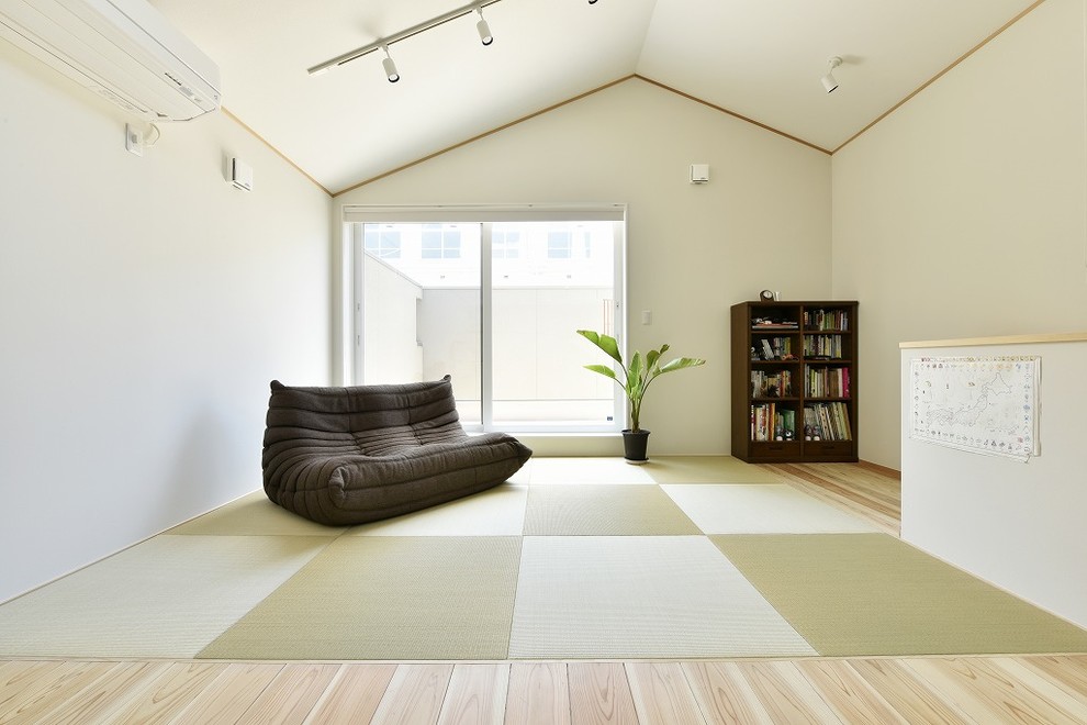 Foto di un soggiorno etnico aperto con pareti bianche e pavimento in tatami