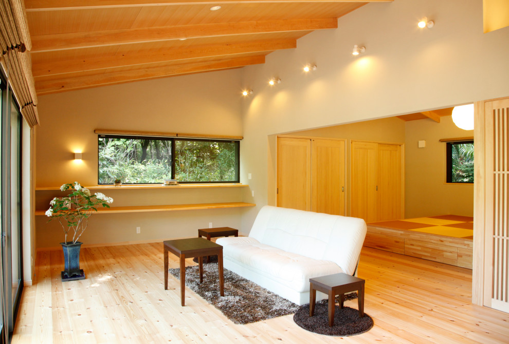 Idee per un piccolo soggiorno moderno aperto con pareti bianche, parquet chiaro, nessuna TV e soffitto a volta