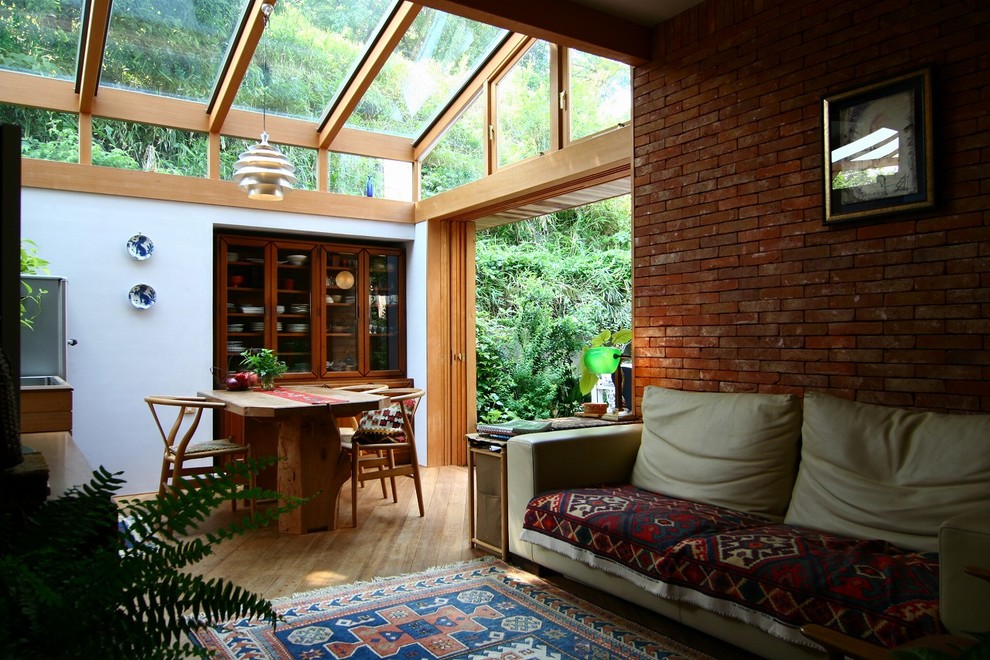 Esempio di un soggiorno nordico di medie dimensioni e aperto con pareti marroni, pavimento in legno massello medio e pavimento marrone
