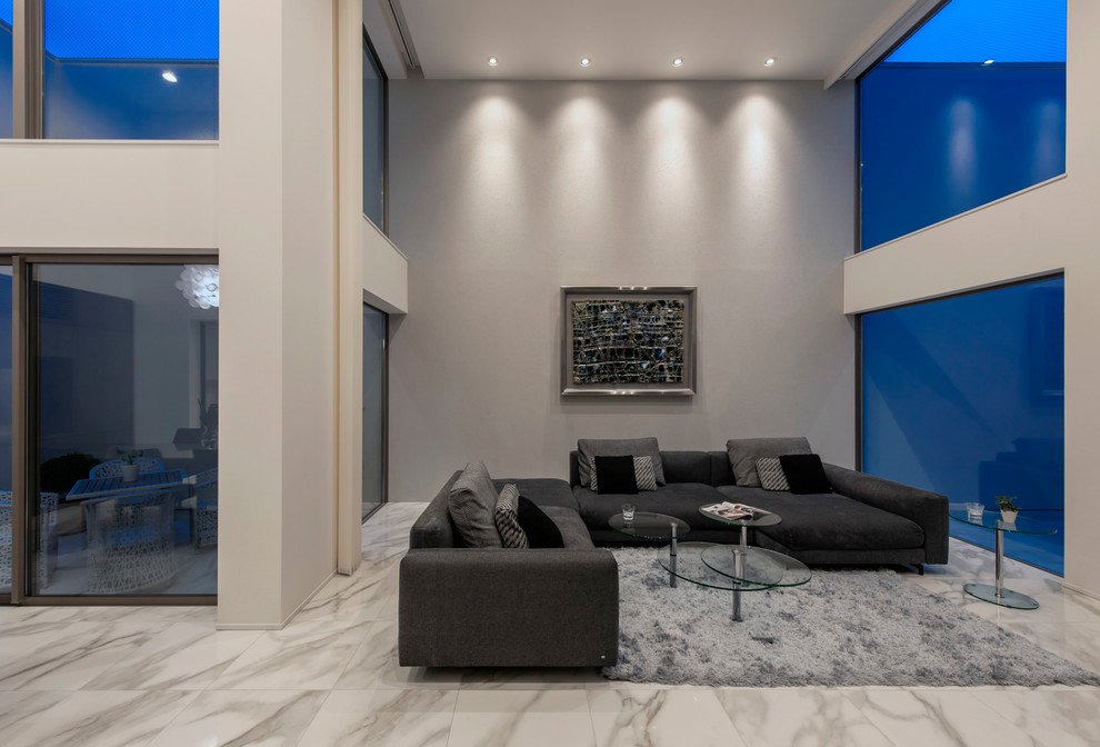 Свежая идея для дизайна: открытая гостиная комната в стиле модернизм с белыми стенами и белым полом без камина - отличное фото интерьера